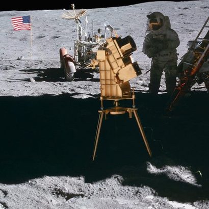 아폴로 16호 미션 때 우주인들이 달에 가져간 자외선 카메라. 밝은 태양 빛을 착륙선이 가려 그림자가 진 곳에 카메라를 설치했다. 사진=NASA