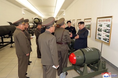 전술핵탄두를 시찰 중인 김정은 국무위원장. 사진=조선중앙통신