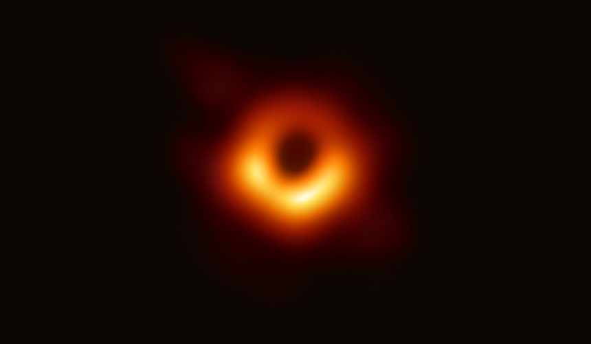 블랙홀의 질량은 무한정 무거워지지는 않는다. 이번에 발견된 태양 질량의 300억 배 수준이나 앞서 발견된 TON 618 은하 중심 블랙홀의 태양 질량 600억 배 이상의 질량은 블랙홀 질량의 상한에 근접한 정도라고 추정된다. 사진=EHT Collaboration