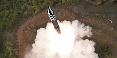 14일 북한이 최초 고체 연료 대륙간 탄도 미사일(ICBM) ‘화성포-18’의 시험 발사 장면을 공개했다. 사진=조선중앙통신