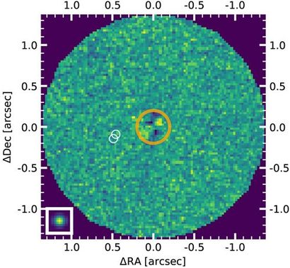 ALMA로 관측한 J1407 별 주변 하늘. 별에서 아주 멀리 떨어진 곳에 무언가 전파를 내보내는 광원을 볼 수 있다.