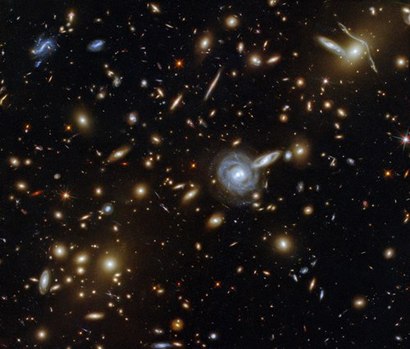 태양계 스케일을 벗어나 훨씬 먼 거리에서 주고받는 약한 중력의 세계에서 기존의 뉴턴 법칙보다 훨씬 강한 중력이 작용한다면 멀리 떨어진 은하들끼리 주고받는 중력도 더 강하게 작용할 가능성이 있다. 사진=NASA/ESA/Hubble/F. Pacaud/D. Coe.