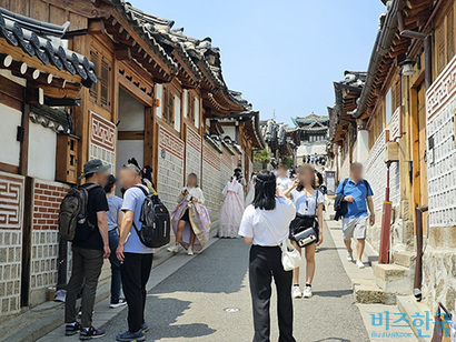15일 오후 서울시 종로구에 있는 북촌 한옥마을의 좁은 골목길이 관광객들로 붐볐다. 사진=이강원 인턴기자