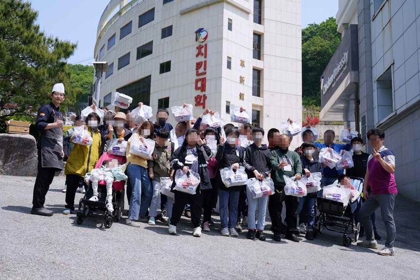 가정의 달을 맞아 특수학교 학생들이 직업체험을 위해 ‘치킨대학 치킨캠프’에 참여했다. 사진=제너시스BBQ 제공