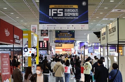은퇴할 때까지의 안정적인 수입을 꿈꾸며 프랜차이즈에 뛰어드는 이들이 많다.  서울 코엑스에서 열린 제54회 IFS 프랜차이즈 창업박람회 모습. 사진=연합뉴스
