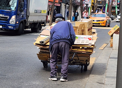 저출산 못지않게 고령화에 대한 대책 마련에도 힘써야 한다는 지적이 나온다. 사진=연합뉴스