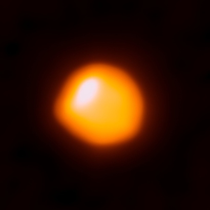 베텔게우스의 현재 크기는 태양보다 1400배 더 크다. ALMA로 관측한 베텔게우스의 표면 모습을 보면 불안정한 상태로 인해 비대칭하게 요동치고 있다는 것을 확인할 수 있다. 사진=ALMA(ESO/NAOJ/NRAO)/E. O’Gorman/P. Kervella
