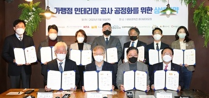 중소벤처기업부와 가맹본부 대표들이 2021년 11월 서울 마포구 비비큐 홍대로데오점에서 가맹점 인테리어공사 공정화를 위한 상생협약을 맺었다. 사진=중소벤처기업부 제공