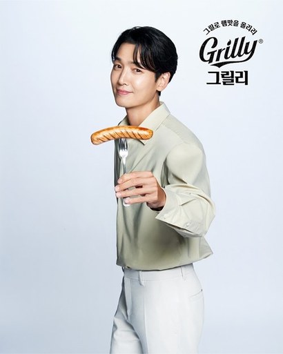 동원F&B의 프리미엄 직화구이 브랜드 ‘그릴리(Grilly)’가 불맛을 입힌 차별화된 맛과 다양한 라인업을 앞세워 냉장햄 시장 트렌드를 이끌고 있다. 모델 정경호. 사진=동원F&B 제공