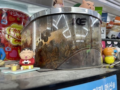 서울 한 편의점의 커피머신. 커피머신 위에 먼지가 가득하고, 호퍼통에는 원두 기름이 잔뜩 끼었다. 사진=박해나 기자