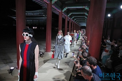 이탈리아 명품 브랜드 구찌가 5월 16일 서울 경복궁 근정전에서 ‘구찌 2024 크루즈 패션쇼’를 열었다. 사진=공동취재단