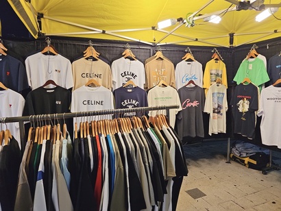 새빛시장에서 판매되고 있는 티셔츠 상품들. 사진=김초영 기자