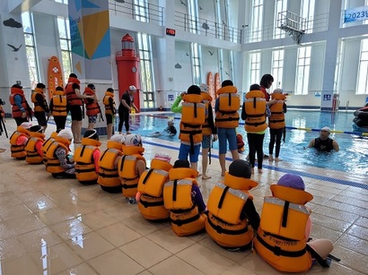 생존수영 실기 수업을 진행하고 있는 학생들. 사진=경기도교육청