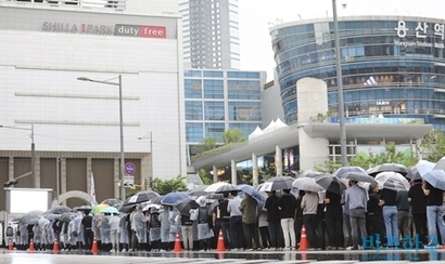 비가 내리는 가운데 열린 이날 출정식에는 현산 노조 조합원 500여 명(주최 측 추산)이 참석했다. 사진=박정훈 기자