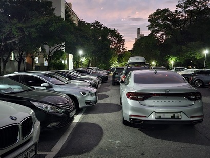 9일 저녁 8시께 서울 강남구 개포동의 한 아파트 주차장의 모습. 차량 한 대가 지나갈 정도만 남겨두고 겹겹이 주차돼 있다. 사진=김초영 기자