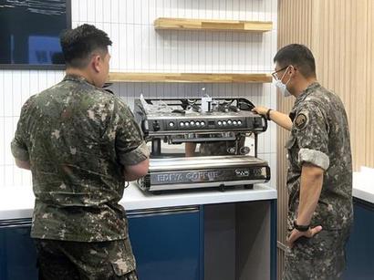 이디야커피는 지난 11일 강원도에 위치한 육군 제3군단에 감사의 마음을 담아 커피머신 등 1000만 원 상당의 위문품을 전달하였다. 사진=이디야커피 제공