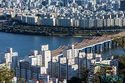 강남이 모든 수요를 충족할 수 없게 되자 서울은 전체가 균형 있게 성장했다. 강북에서 바라본 강남 아파트의 모습. 사진=최준필 기자