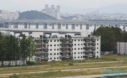 서울 서초구는 재건축단지인 반포주공1단지 1·2·4주구 108동(사진)에 주택 재산세를 부과하지 않았다. 사진=박정훈 기자