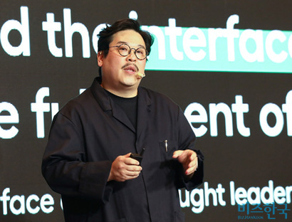 브랜드비즈 컨퍼런스 2023에서 김재엽 네이버 서치 이그제큐티브 디렉터가 ‘생성형 AI 검색과 인터페이스의 미래’를 주제로 ​발표하고 있다. 사진=임준선 기자
