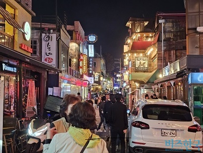 22일 밤 9시께 사람들로 북적이는 이태원 세계문화음식의 거리. 사진=김초영 기자
