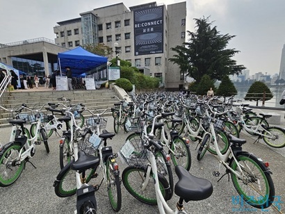 26일 오후 12시 30분께 건국대학교의 한 정류소에 100여 대의 따릉이가 세워져 있었다. 사진=김초영 기자