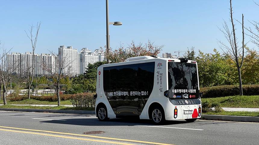 롯데정보통신은 10월 12일 자율주행 자동차 시범운행지구로 지정된 충남 홍성에서 자율주행 서비스를 개시했다. 11월 말까지 ‘자율주행 셔틀 탑승 체험 서비스’를 진행한다. 사진=롯데지주 제공