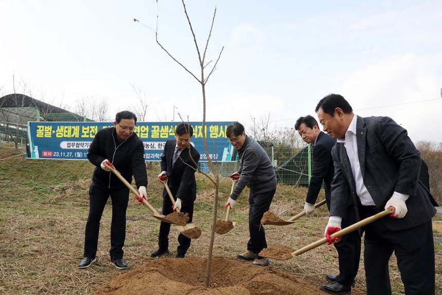 농심은 지난 27일 전라북도 완주군에 위치한 국립농업과학원에서 한국양봉농협, 부안군과 함께 밀원수 식재 행사를 열었다. 왼쪽부터 김보규 농심 경영기획실장, 이상재 농촌진흥청 농업생물부장, 조재호 농촌진흥청장, 이정석 부안군 부군수, 김용래 한국양봉농협 조합장. 사진=농심 제공