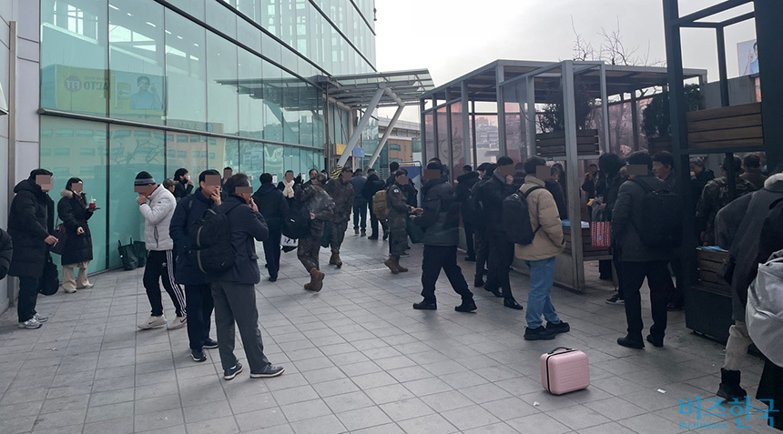 서울역 3번 출구 흡연 구역(사진 오른쪽 부스). 흡연자들이 흡연부스 바깥에서 담배를 피우고 있다. 사진=양휴창 인턴기자