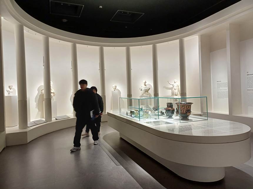 국립중앙박물관 3층 ‘세계문화관’에는 메소포타미아실, 중앙아시아실, 인도·동남아시아실, 중국실, 일본실, 고대 그리스·​로마실(사진) 등 상설전시관이 마련돼 있다. 사진=구완회 제공