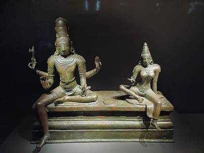 인도·동남아실에 전시된 시바와 그의 부인 파르바티, 아들 스칸다의 조각상. 현재 스칸다상은 사라지고 중앙에 작은 방석만 남아 있다. 사진=구완회 제공