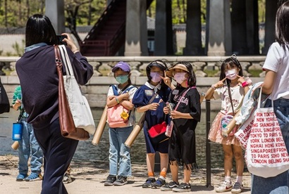 일부 학부모들은 꼼수 입소가 만연해짐에 따라 실제 맞벌이 가정은 혜택을 받지 못한다며 불평하고 있다. 사진은 서울 경복궁을 찾은 시민들의 모습으로 기사의 특정 내용과 관련 없다. 사진=최준필 기자