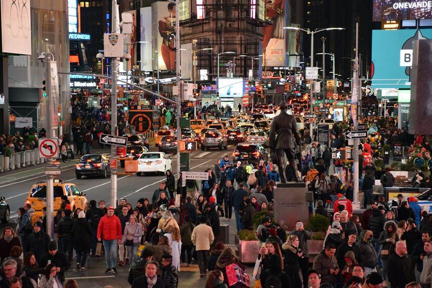 사람들로 붐비는 뉴욕 타임스스퀘어. ​지난해 4분기 미국 국내총생산(GDP)이 시장 예상치를 크게 웃돌며 일각에서 제기된 경기 침체 우려를 무색하게 했다. 사진=PIXABAY