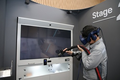 세계 최초로 VR을 활용한 선박 표면의 녹을 제거하는 블라스팅 교육 프로그램. 사진=한화오션 제공