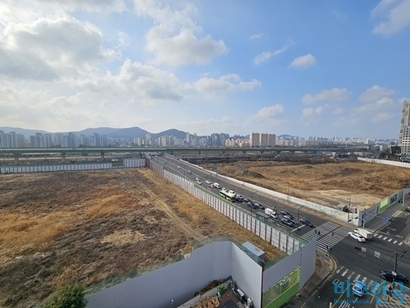 부영그룹이 서울 금천구 대형병원 개발 사업 착공을 연기했다. 부지를 가로지르는 금하로를 중심으로 남쪽에 종합병원(왼쪽), 북쪽에 공동주택을 조성할 계획이다. 사진=차형조 기자