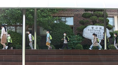 서울의 한 초등학교 병설유치원에 어린이들이 등교하는 모습으로 기사의 특정 내용과 관련 없다. 사진=박정훈 기자