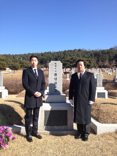 공군사관학교 후보생 시절 아버지와 독립유공자 묘에서 함께 찍은 사진. 사진=김용만 제공