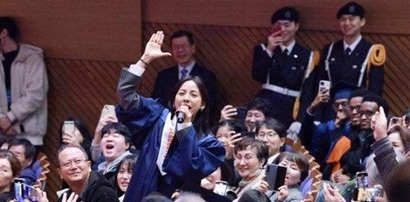 졸업식 가운을 입고 노래를 불러 분위기를 한껏 달아오르게 한 가수 이효리. 사진=국민대학교 유튜브 캡처
