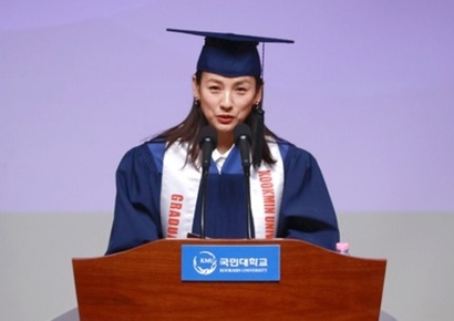 국민대학교 졸업식에서 축사를 하는 가수 이효리. 사진=국민대학교 유튜브 채널 캡처