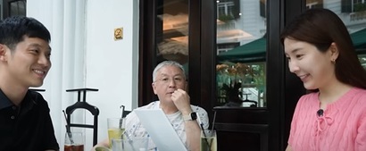 함연지 씨의 유튜브 영상 중 일부로 함 씨의 남편 김재우 씨와 함영준 오뚜기 회장, 함연지 씨의 모습이 담겨 있다(왼쪽부터)​. 사진=함연지 씨 유튜브 채널 ‘햄연지’ 캡처