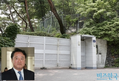 재계 40위 코오롱 이웅열 명예회장은 성북동에 지은 단독주택에서 거주하고 있으며, 현재 부동산 가압류가 걸려 있다.  사진=비즈한국DB