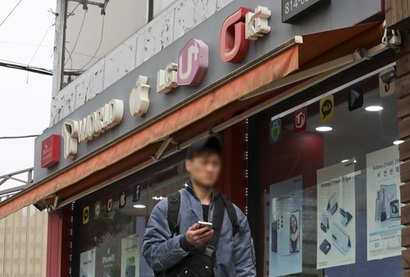 지난해 통신업계가 정보보호 부문에 비용과 전문 인력 투입을 늘리고 정보보호 활동을 강화한 것으로 나타났다. 서울 시내에 위치한 통신사 대리점 전경. 사진=비즈한국DB