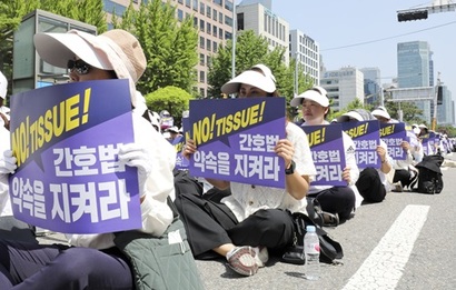 지난 5월 23일 오후 서울 여의도 국회 앞에서 열린 5·23 전국 간호사 간호법안 제정 촉구 결의대회 참가자들이 21대 국회 종료 전 간호법 통과를 촉구하는 구호를 외치고 있다. 사진=박정훈 기자