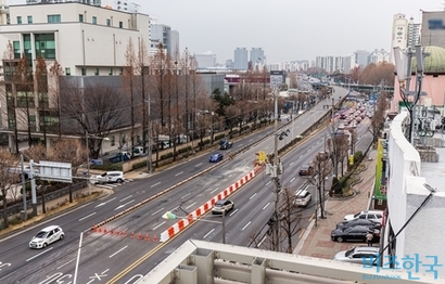 DL이앤씨가 공공공사 공사 기간 연장에 따른 간접공사비 65억 원을 달라며 정부를 상대로 낸 소송 항소심에서 최근 패소했다. 사진은 서울 시내 한 도로 공사 현장 모습으로 기사 특정 내용과 관련 없음. 사진=최준필 기자