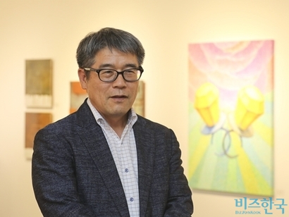 한국미술응원프로젝트협회가 주최하는 ‘KAUP 2024展’에 참석해 축하 인사를 전하는 김원양 일요신문 대표이사.  사진=박정훈 기자