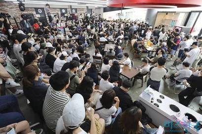 지난 25일 오전 서울 강남구 위메프 본사. 상품을 환불 받으려는 소비자들로 붐비고 있다. 사진=박정훈 기자