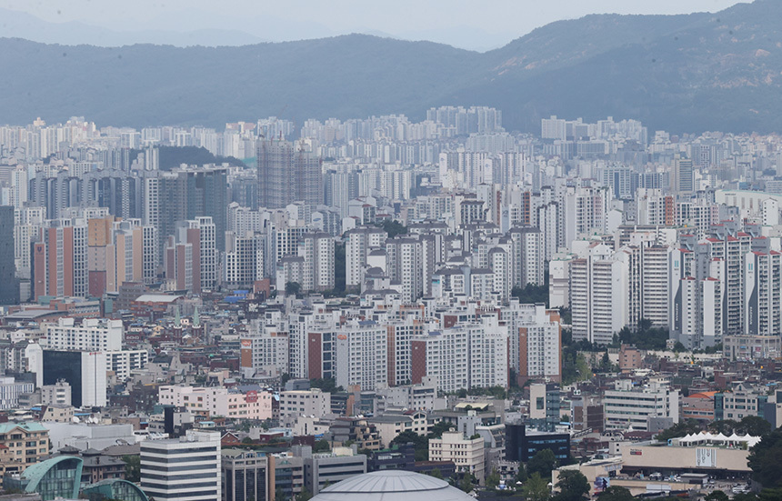 서울 남산에서 바라본 시내 아파트 모습. 아파트 투자는 안정적이고 매력적인 수익을 기대할 수 있는 투자 대상으로도 인기가 많다. 사진=연합뉴스