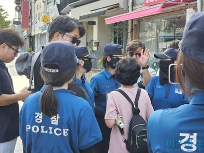 20일 경기도의사회가 주최한 ‘의대 교육 정상화 촉구’ 집회에서 한 참가자가 경찰에 제지를 당하고 있다. 사진=김초영 기자