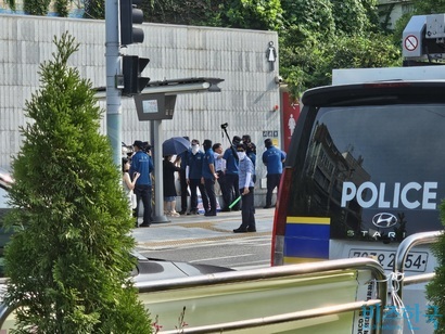 경호 인력에 의해 길 안쪽까지 밀려난 이동욱 경기도의사회장. 사진=김초영 기자