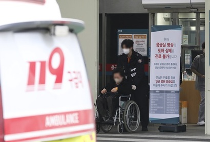 의대 정원 증원 정책에 반발하는 전공의들이 사직서를 제출하며 파업에 돌입한 첫날인 지난 2월 20일 오전 서울의 한 대형병원에 응급실 병상 포화 안내문이 세워져 있다. 사진=박정훈 기자