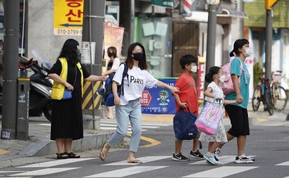 학생들의 안전을 위해 학부모나 교직원이 등교 시간에 아이들의 교통 안전을 반드시 지도해야 한다. 사진=사진공동취재단